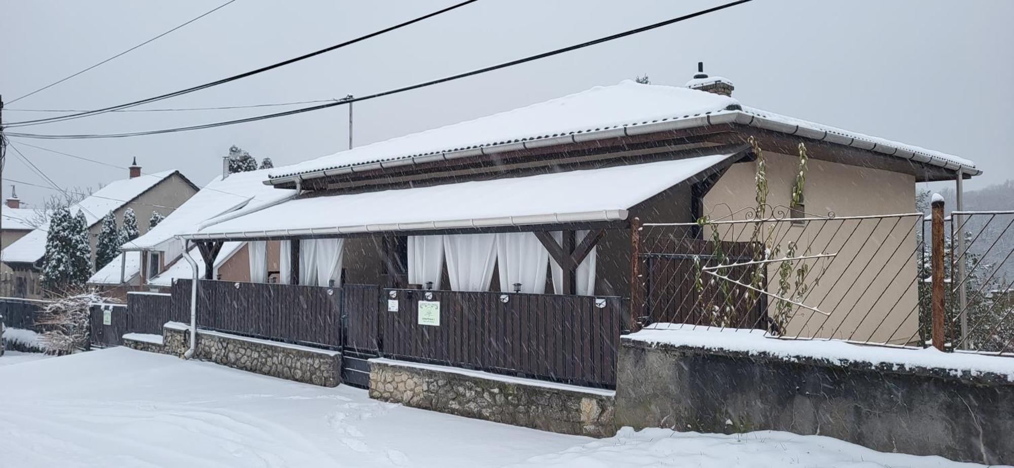 Lugas Apartman Miskolctapolca 2 Haloszoba Dezsa Es Jakuzzi Koezel A Barlangfuerdohoez Exterior foto